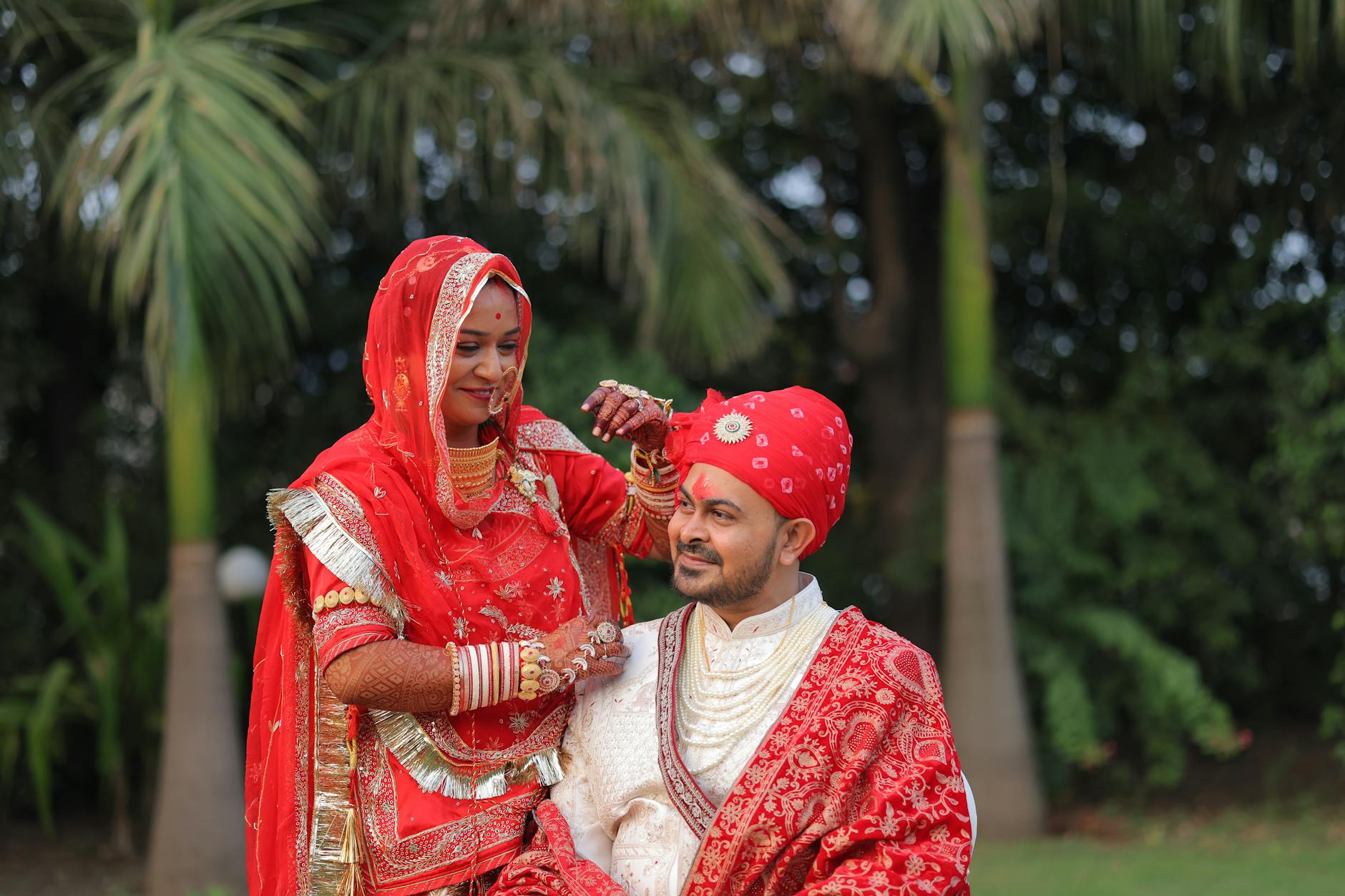 Indyjska para młoda w tradycyjnych strojach podczas pleneru ślubnego