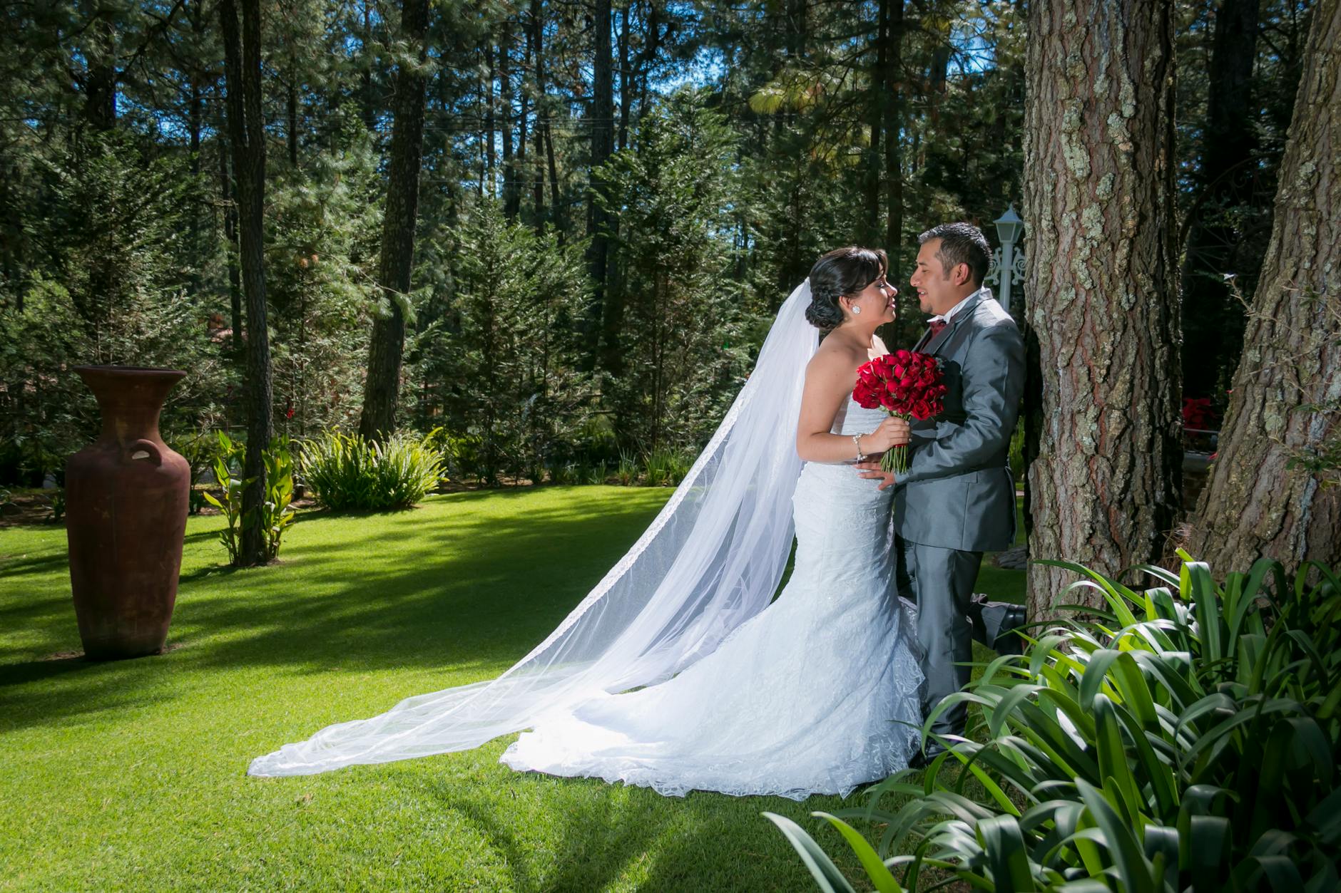 Para młoda w lesie otoczona zielenią podczas ceremonii ślubnej