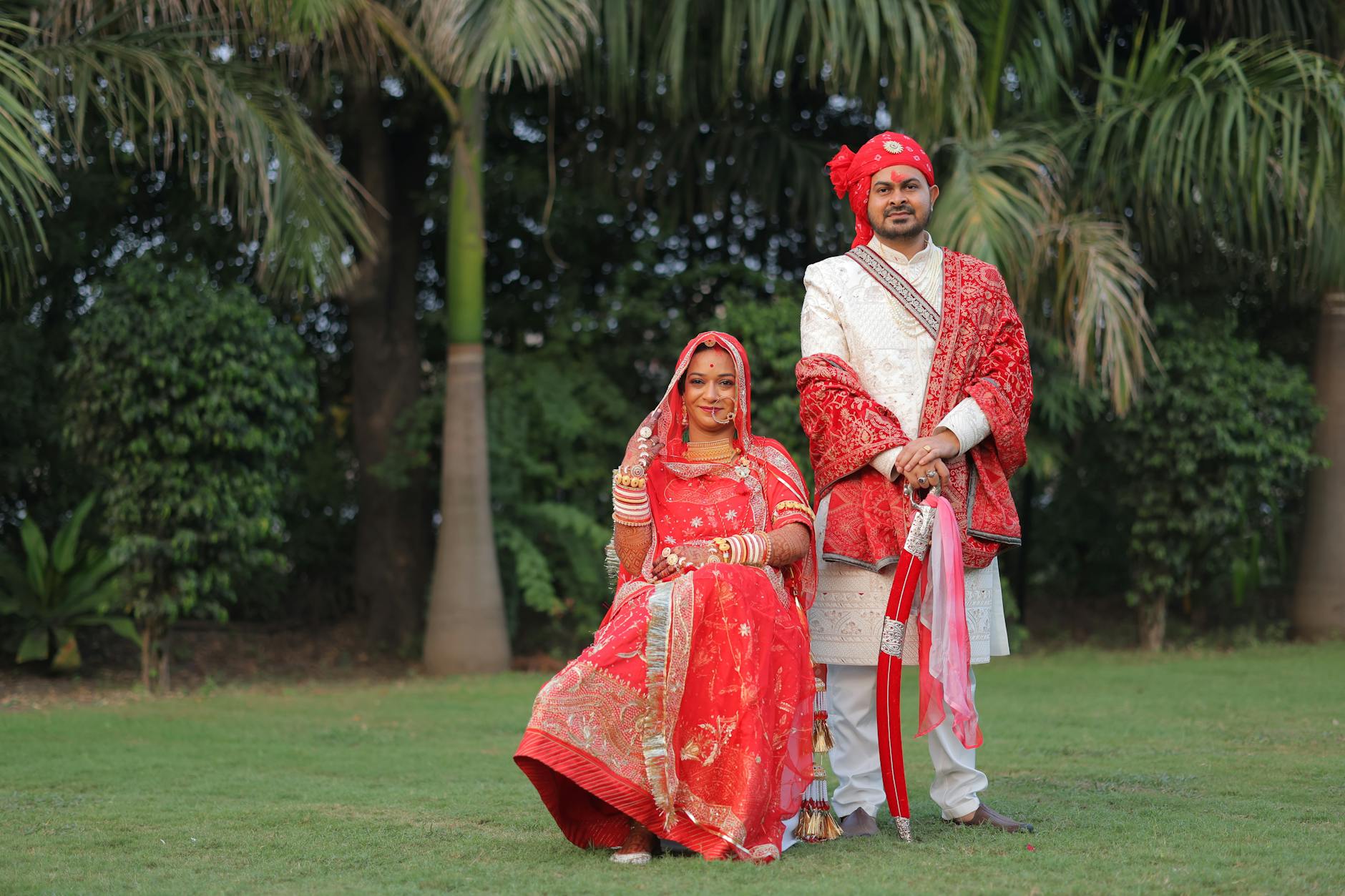 Para w tradycyjnych indyjskich strojach podczas pleneru ślubnego