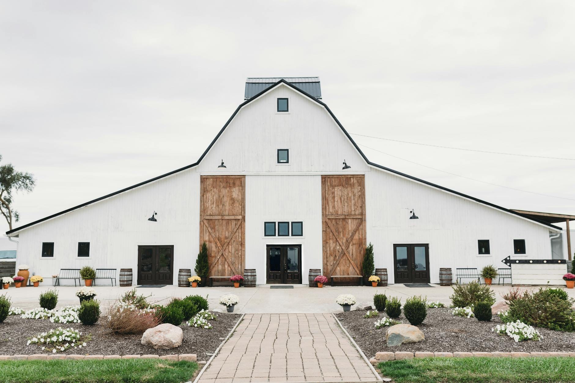 Biała, przestronna stodoła weselna w rustykalnym stylu na wsi