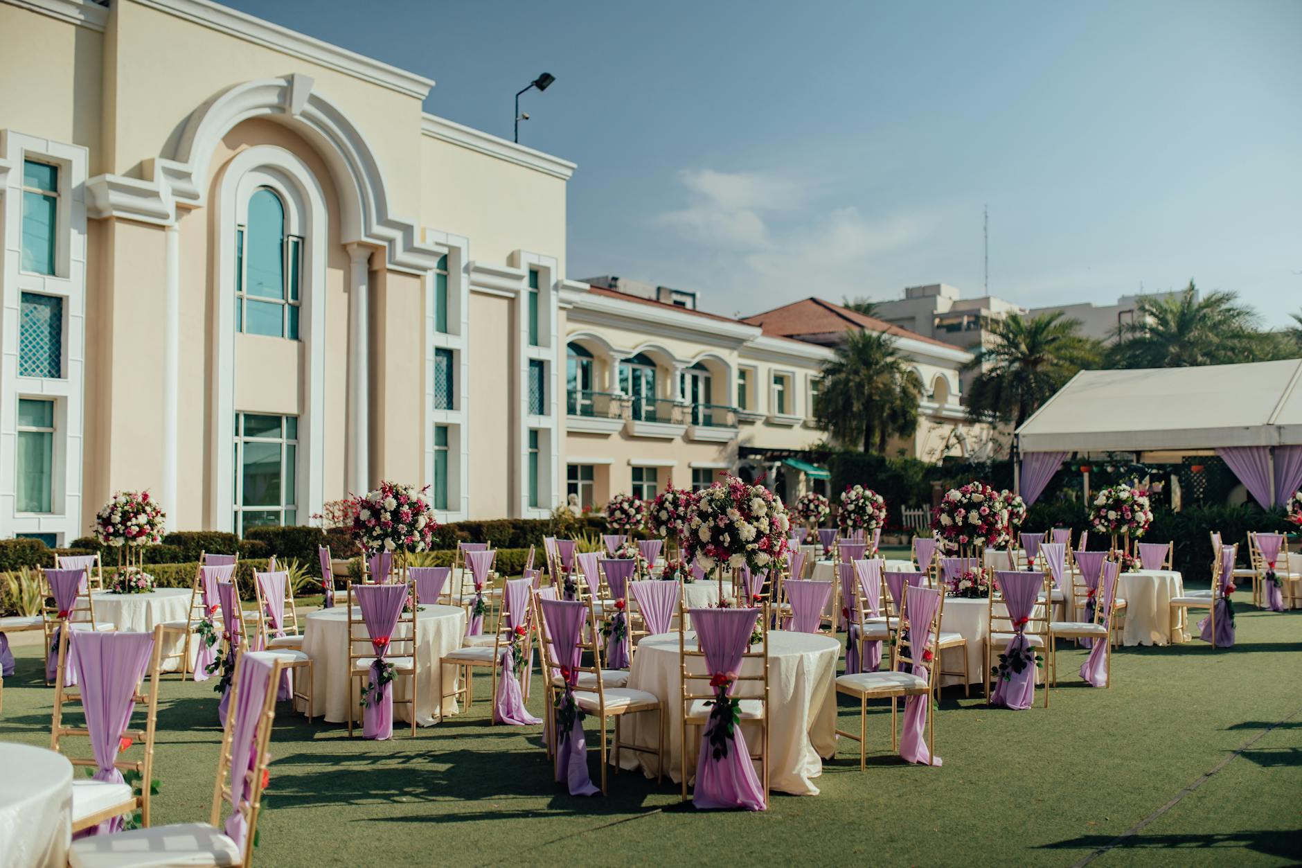 Plenerowe przyjęcie weselne z eleganckimi kwiatowymi dekoracjami
