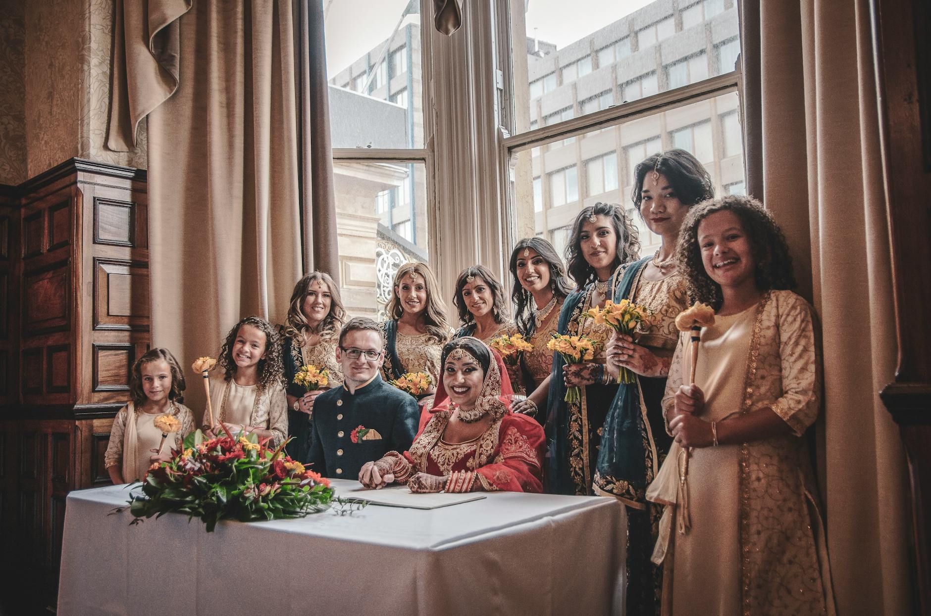 Radosna ceremonia ślubna w sali, rodzina i przyjaciele świętują razem