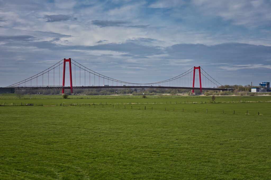 Czerwony most wiszący nad